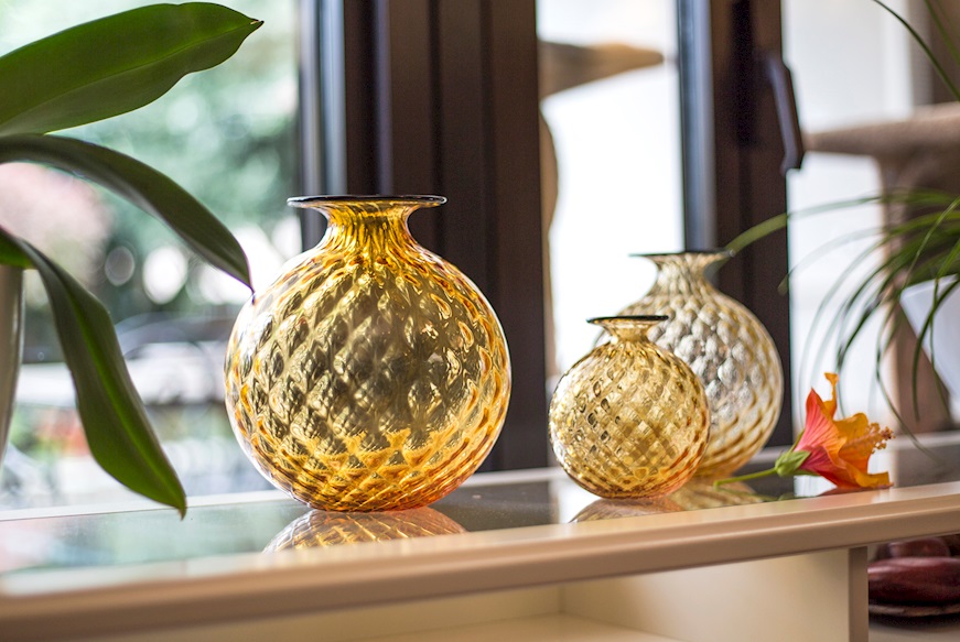 Vaso Monofiore Balloton vetro di Murano ambra con filo orizzonte Venini