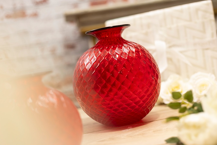 Vaso Monofiore Balloton vetro di Murano rosso con filo verde mela Venini