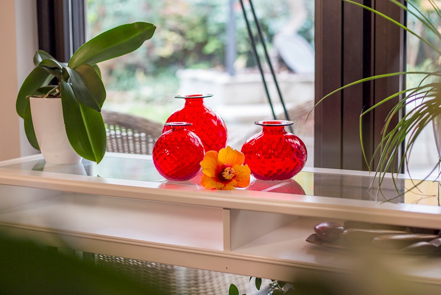 Vase Monofiore Balloton Murano glass red with apple green ring Venini