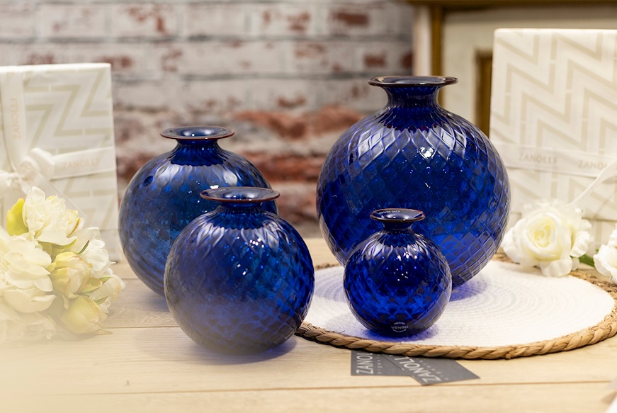 Vaso Monofiore Balloton vetro di Murano zaffiro con filo rosso Venini