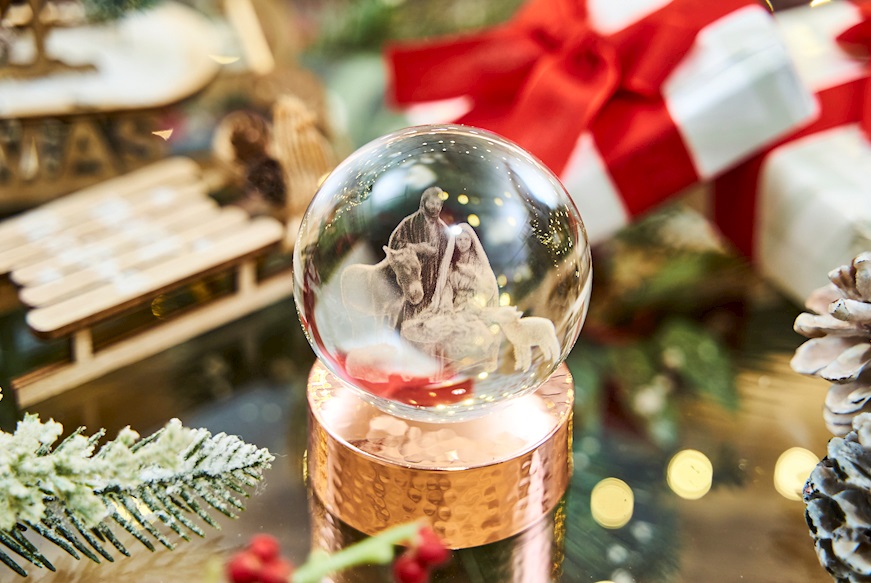 Sfera di cristallo Sacra Famiglia con incisione laser 3D e base in rame lucido Selezione Zanolli