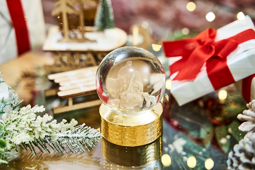 Sfera di cristallo Sacra Famiglia con incisione laser 3D e base in oro lucido Selezione Zanolli