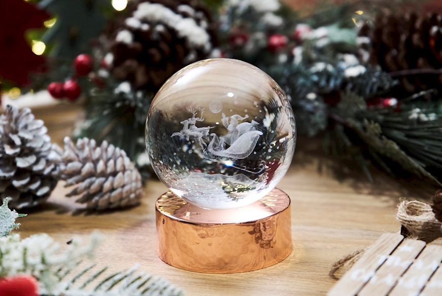 Sfera di cristallo Babbo Natale con incisione laser 3D e base in rame lucido Selezione Zanolli
