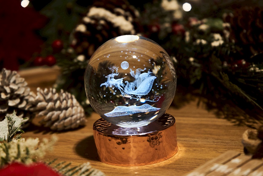 Sfera di cristallo Babbo Natale con incisione laser 3D e base in rame lucido Selezione Zanolli