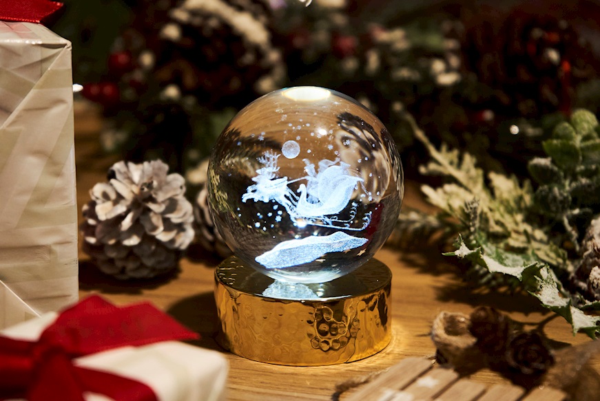 Sfera di cristallo Babbo Natale con incisione laser 3D e base in oro lucido Selezione Zanolli