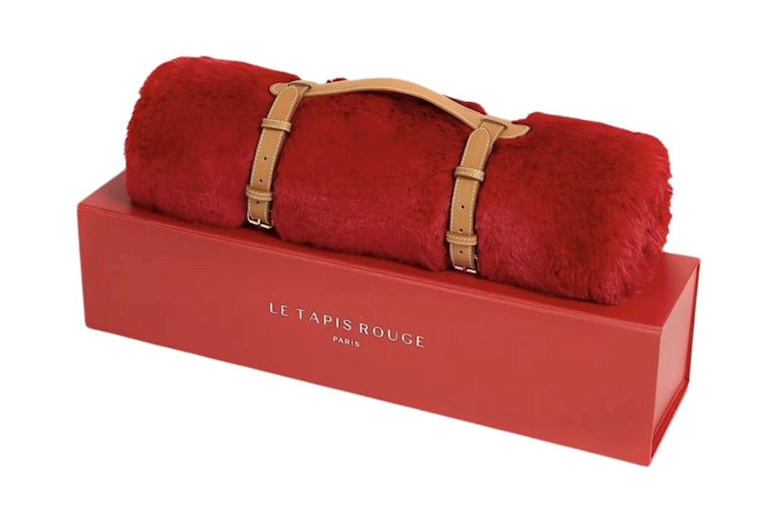 Le Tapis Rouge burgundy Guess