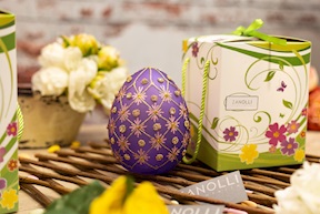 Idea regalo Pasqua Uovo luminoso decorato viola con luce LED Selezione Zanolli