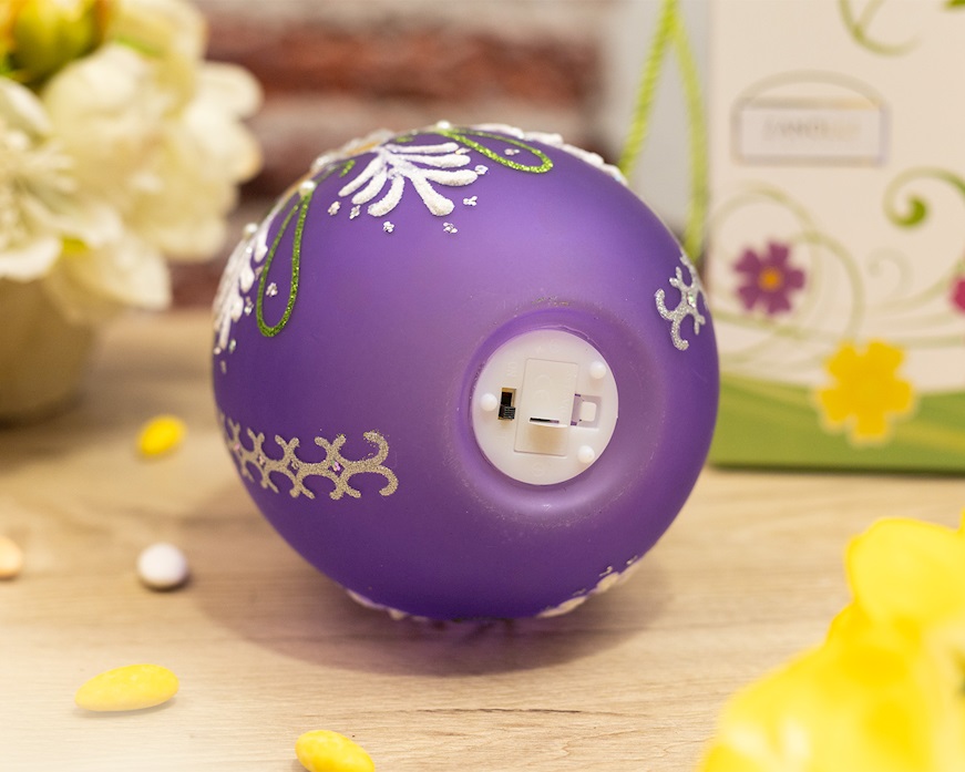 Idea regalo Pasqua Uovo luminoso decorato viola con luce LED Selezione Zanolli