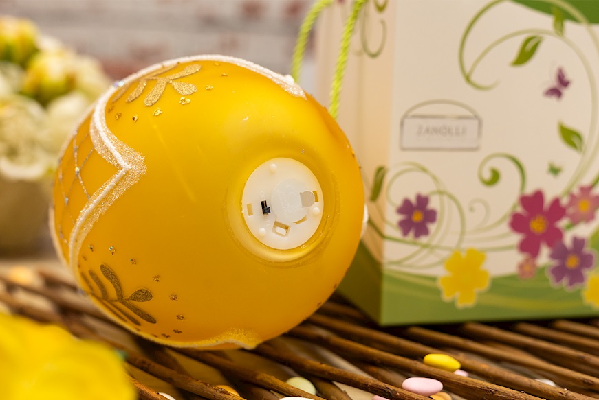 Idea Regalo Pasqua Uovo luminoso decorato giallo con luce LED Selezione Zanolli
