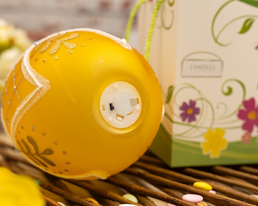 Idea regalo Pasqua Uovo luminoso decorato giallo con luce LED Selezione Zanolli