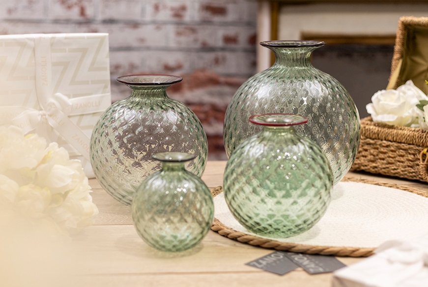 Vaso Monofiore Balloton vetro di Murano verde rio con filo rosso sangue di bue Venini