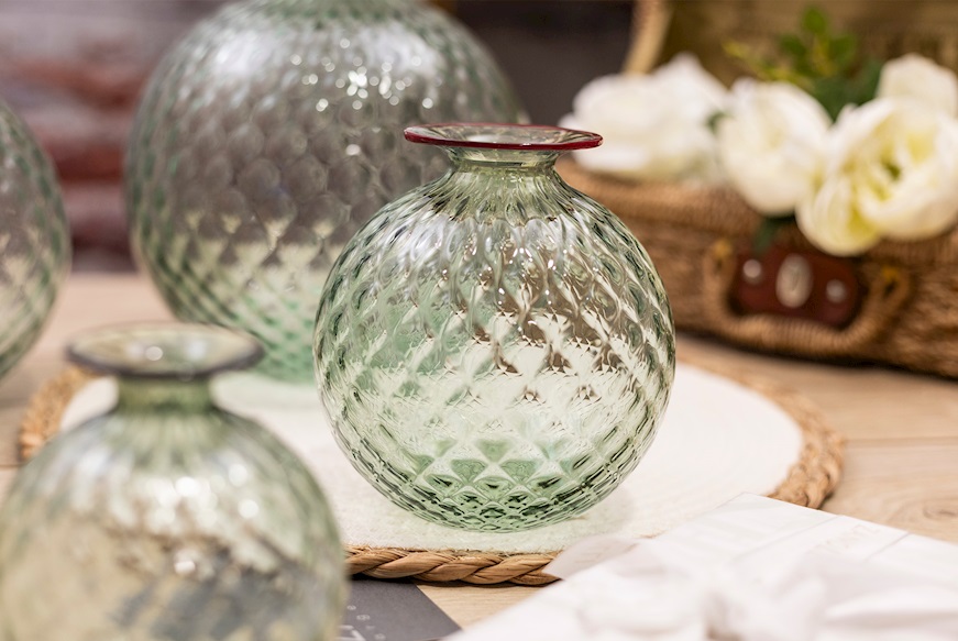 Vaso Monofiore Balloton vetro di Murano verde rio con filo rosso sangue di bue Venini