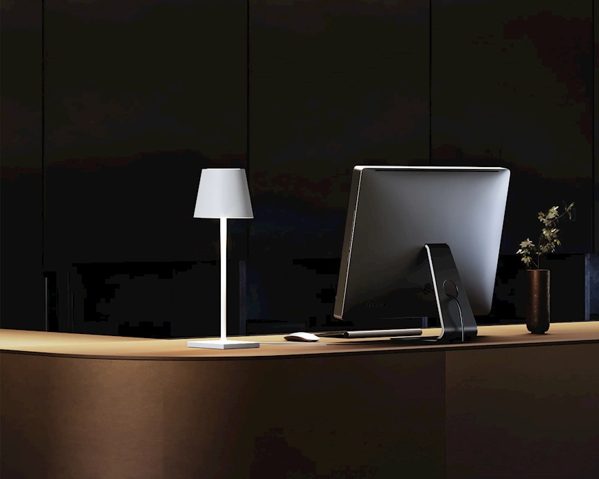 Lampada da tavolo Poldina con cavo bianco opaco con cavo Zafferano