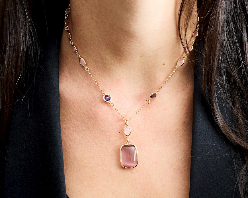 Collana Sylvie ottone finitura oro con occhio di gatto cipria, cristalli rosa e ametista Sovrani
