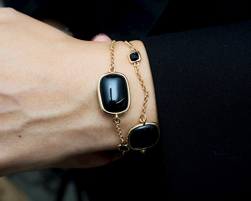 Bracciale Yvette ottone finitura oro con cristalli neri e occhio di gatto nero Sovrani