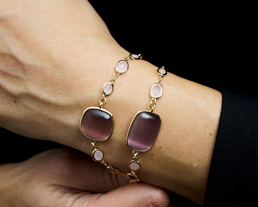 Bracciale Sylvie ottone finitura oro con occhio di gatto cipria, cristalli rosa e ametista Sovrani