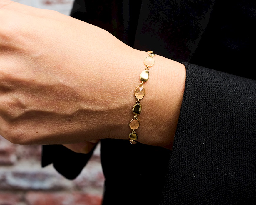 Bracciale ottone finitura oro con occhio di gatto rosa Sovrani