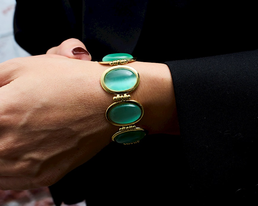 Bracciale ottone finitura oro con occhio di gatto verde acqua Sovrani
