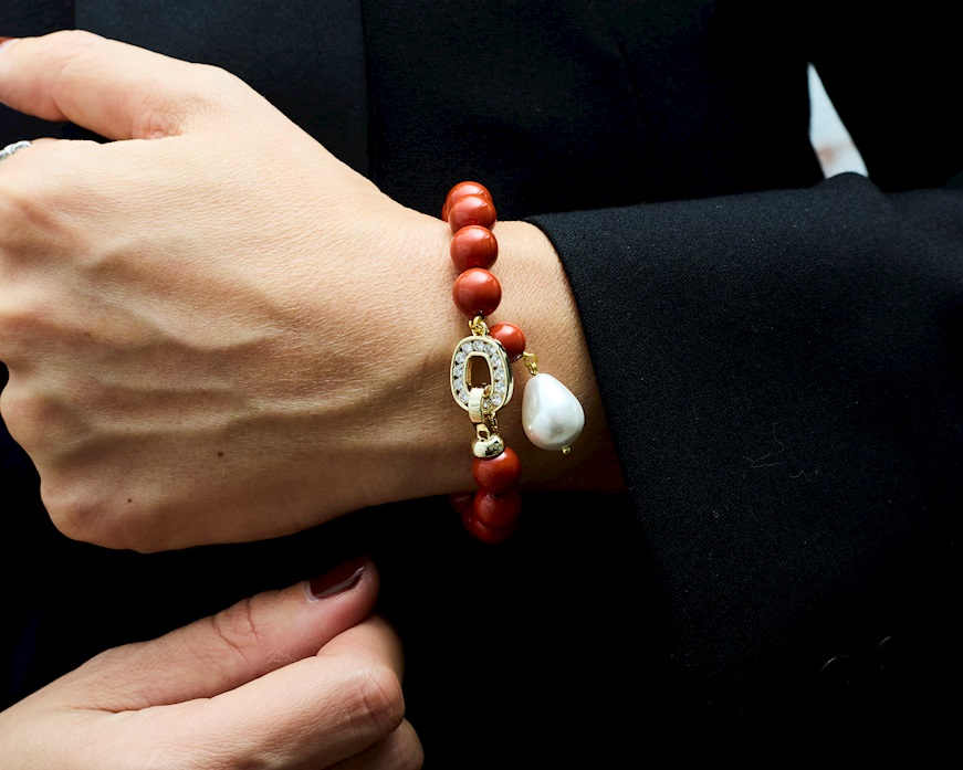 Bracciale ottone finitura oro con pasta di corallo perla e zirconi Sovrani