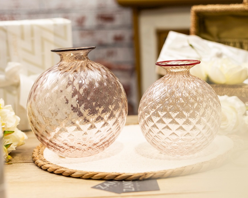 Vaso Monofiore Balloton vetro di Murano rosa cipria con filo rosso sangue di bue Venini