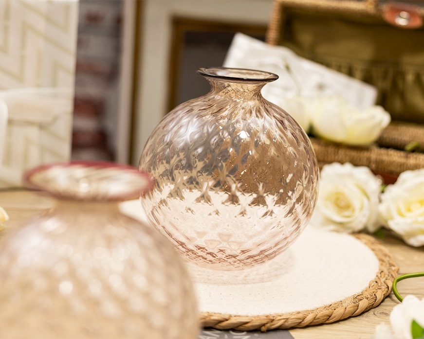 Vaso Monofiore Balloton vetro di Murano rosa cipria con filo rosso sangue di bue Venini