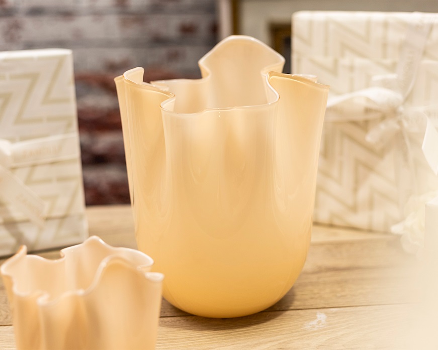 Vaso Fazzoletto vetro di Murano pesca e lattimo Venini