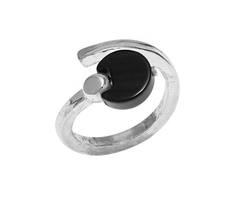 Anello Miranda argento martellato con tondo di agata nera Selezione Zanolli