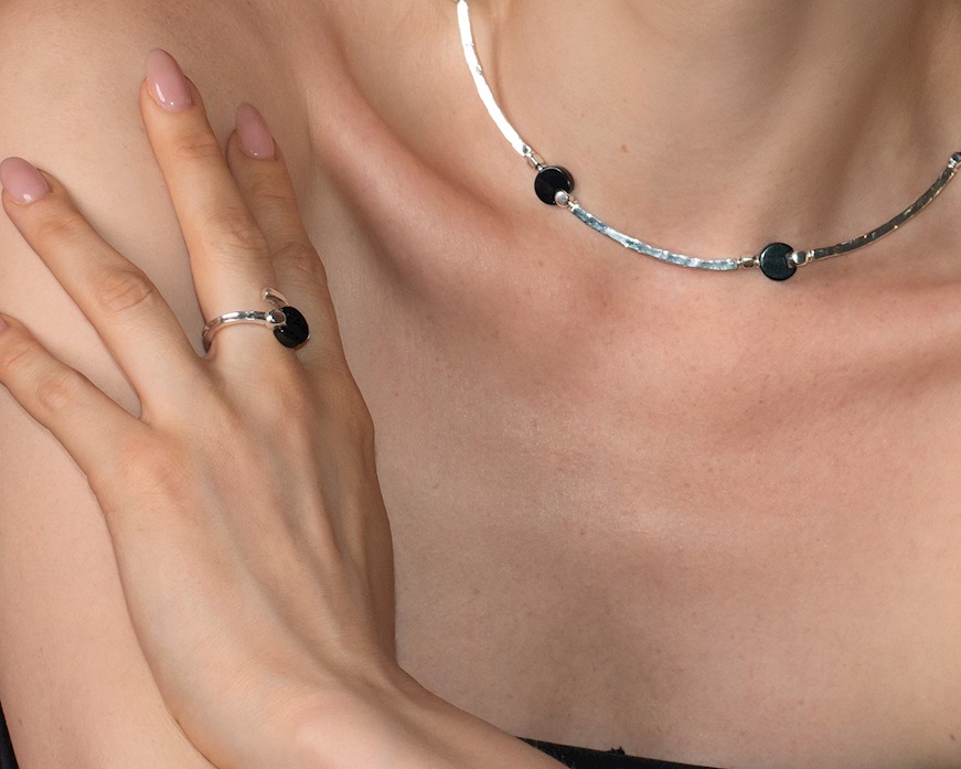 Anello Miranda argento martellato con tondo di agata nera Selezione Zanolli