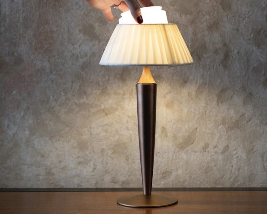 Lampada da tavolo Flaminia bronzo opaco Zafferano