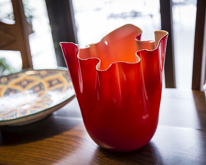 Vaso Fazzoletto vetro di Murano bicolore rosso interno verde mela Venini