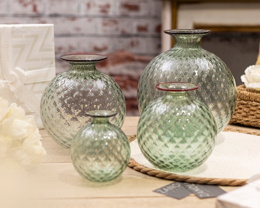 Vaso Monofiore Balloton vetro di Murano verde rio con filo rosso sangue di bue Venini