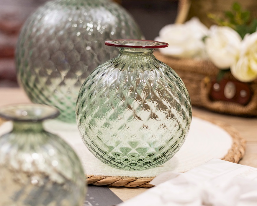 Vaso Monofiore Balloton vetro di Murano verde rio con filo rosso sangue di bue Venini