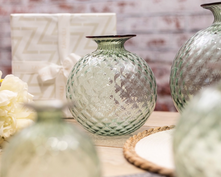 Vaso Monofiore Balloton vetro di Murano verde rio con filo rosso sangue di bue Venini