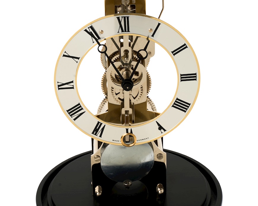 Orologio da tavolo in ottone e base nera Hermle