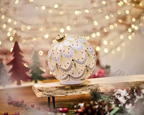 Idea regalo Natale Sfera girevole bianca oro e rossa con luce LED Selezione Zanolli