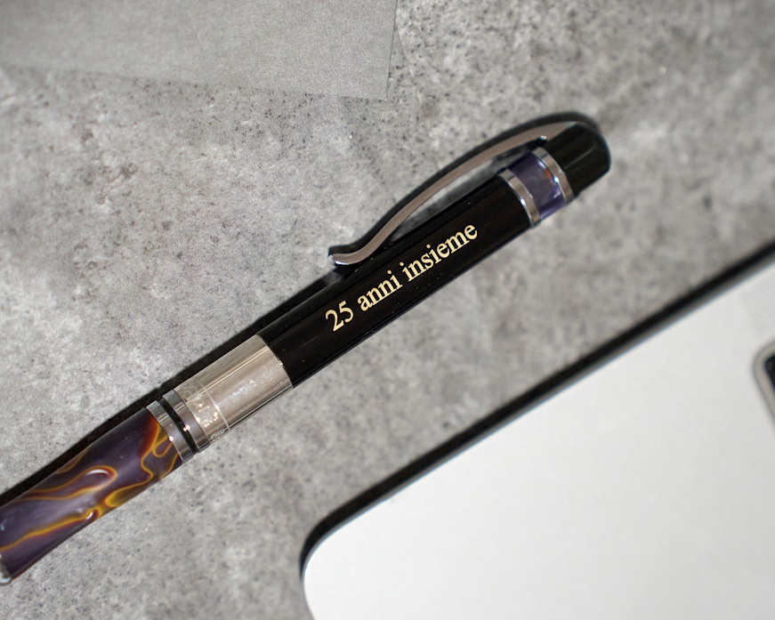 Penna a sfera argento con puntale grigio marrone marmorizzato Settelaghi