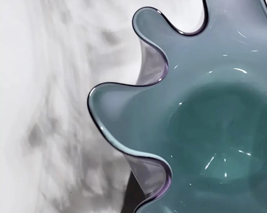 Vaso Fazzoletto vetro di Murano bicolore lilla interno verde menta Venini