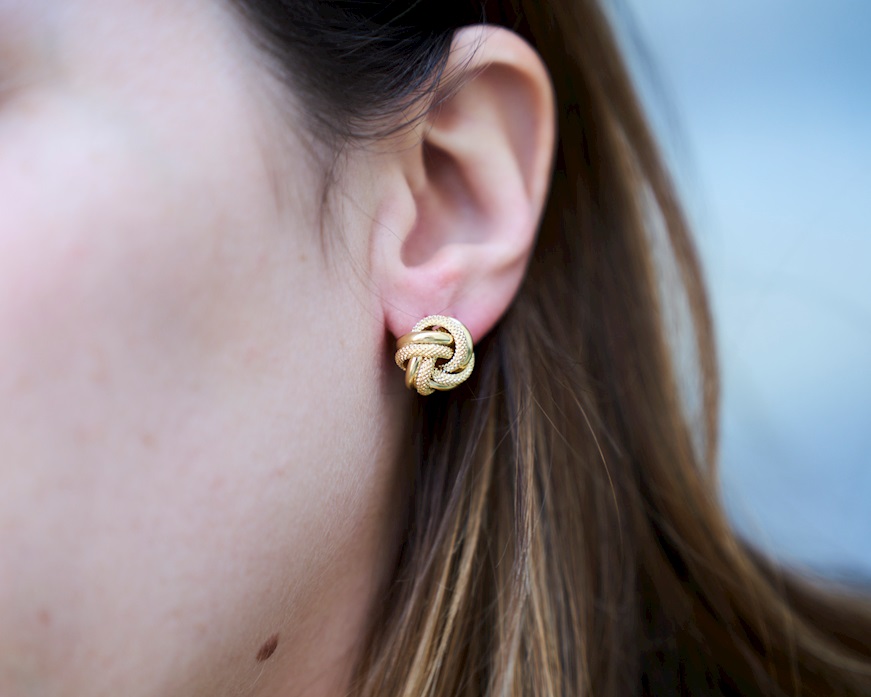 Orecchini Oro 9 Kt con nodo lucido e zigrinato Unoaerre