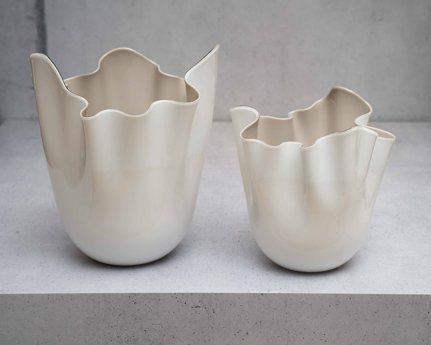 Vaso Fazzoletto vetro di Murano bicolore lattimo interno talpa Venini