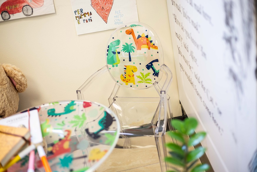 Sedia Lou Lou Ghost trasparente con dinosauri Kartell