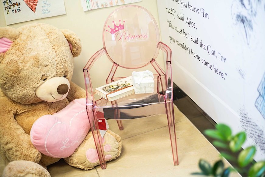 Sedia Lou Lou Ghost rosa principessa Kartell