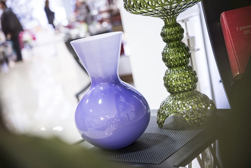 Vaso Idria vetro di Murano colore indaco e lattimo Venini