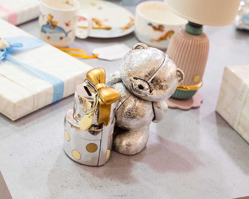 Salvadanaio orsetto Forever Friends con pacchi regalo Selezione Zanolli