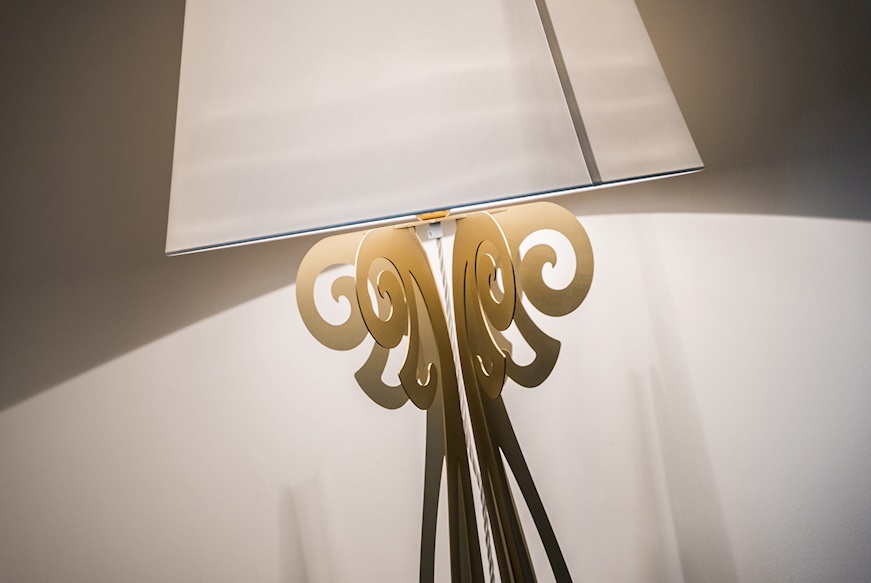 Floor lamp Circeo in gold iron with ivory lampshade Arti & Mestieri