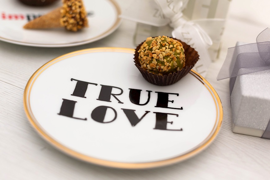 Piattino La Tavola Scomposta porcellana True Love con sacchetto portaconfetti Bitossi home