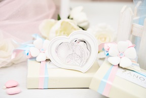 Pannello Madonna con bambino bianca con retro in legno e ciuffo portaconfetti Selezione Zanolli