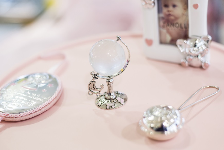 Globe with stroller pendant, box and sugared almonds Selezione Zanolli