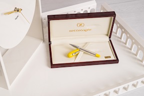 Penna roller argento rigato con cappuccio giallo