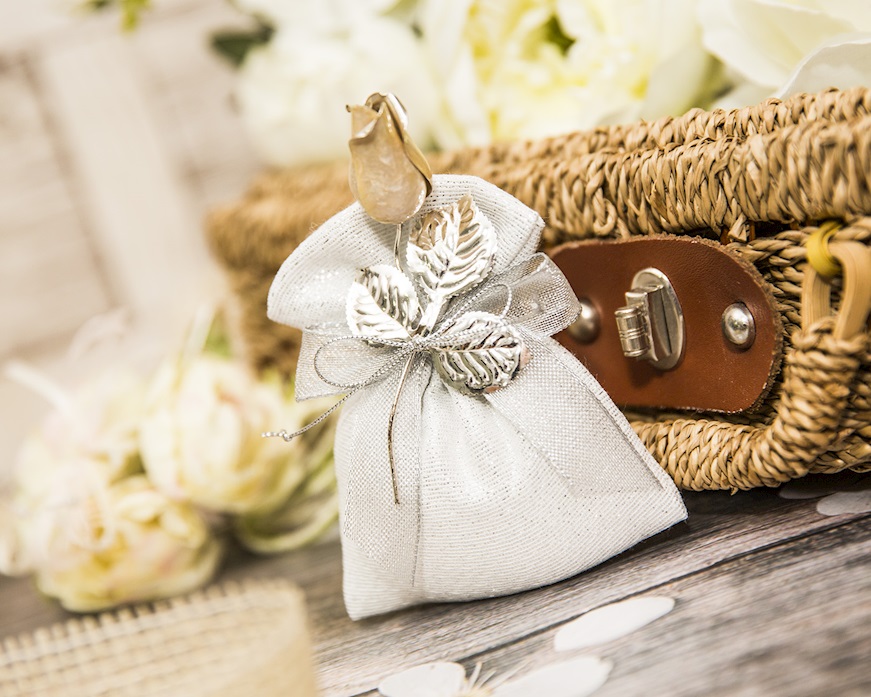 Bomboniera Rosa argento e smalto bianco con sacchetto portaconfetti Selezione Zanolli