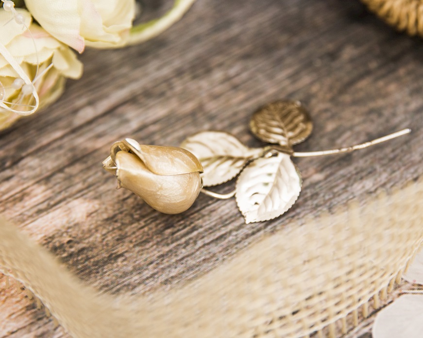 Bomboniera Rosa argento e smalto bianco con sacchetto portaconfetti Selezione Zanolli